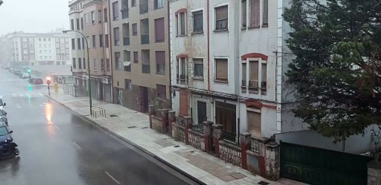 Una explosiva tormenta deja calles anegadas y árboles dañados en Burgos