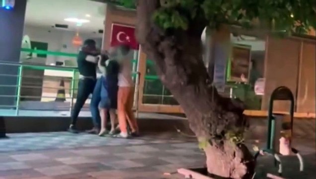 Yolcu ve Taksici Maltepe’de Sokak Ortasında Tekme Tokat!