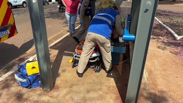 Homem sofre queda na Rua Jacarezinho e é socorrido pelo Siate