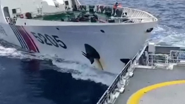 Momento del choque entre barcos guardacostas de China y Filipinas