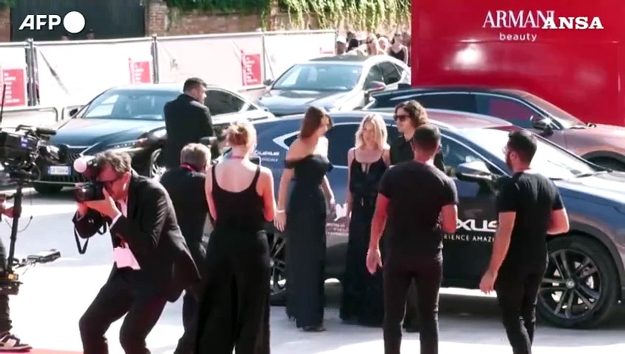 Mostra di Venezia,  il cast del film "Leurs enfants apres eux" sfila sul red carpet