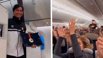 Juan Diego García, medallista paralímpico mexicano, es ovacionado en pleno avión y presume su presea