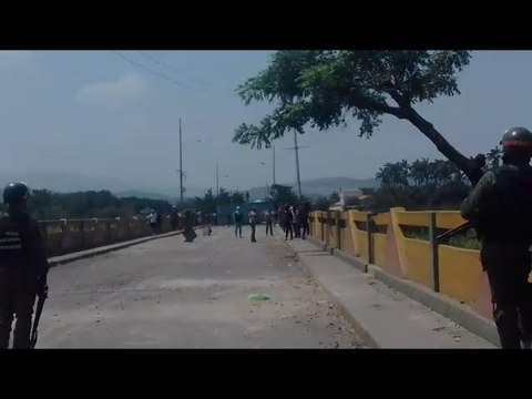 Guarimberos desde Colombia pasan puente y provocan a GNB