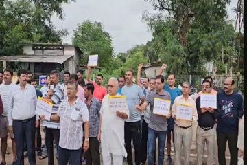 थोक सब्जी मंडी डूमरतराई के बाहर स्थानीय रहवासियों का प्रदर्शन