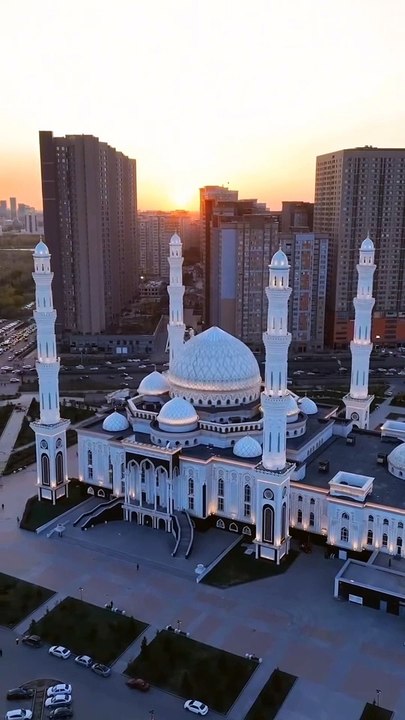 عجب بات ہے دنیا کو پانے کیلئے انسان ہاتھ پاؤں مارتا ہے لیکن اللہ کیلئے مشقت نہیں اٹھانا چاہتا__._._._._._._._._.__._._._[(