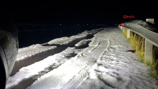 Ardahan'da şiddetli dolu; karayolunu beyaz örtü kapladı