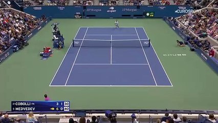 Medvedev s'en sort face à Cobolli : les temps forts du match en vidéo