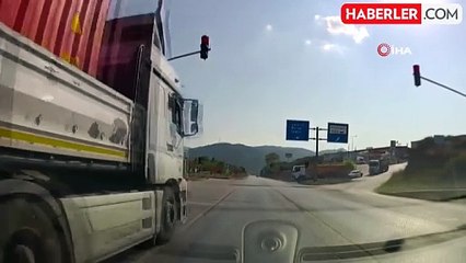 Bursa'da kırmızı ışıkta geçen tır, faciaya davetiye çıkardı...O anlar kamerada