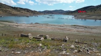 Barajdaki su seviyesi düştü, köy ortaya çıktı