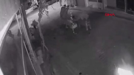 Yeni tanıştığı kız arkadaşını tabancayla rehin aldı; o anlar kamerada