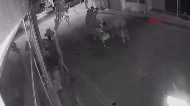 Yeni tanıştığı kız arkadaşını tabancayla rehin aldı; o anlar kamerada