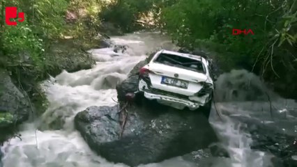 Artvin'de sel: Park halindeki otomobil taşan derede sürüklendi