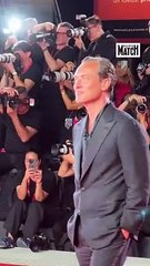 Jude Law sur le tapis rouge de la Mostra de Venise