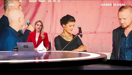 Alman siyasetçiye kürsüde boyalı saldırı: Neye uğradığını şaşırdı