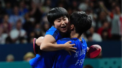 Medaillenfoto mit Konsequenzen: Darum droht nordkoreanischen Athlet:innen "ideologische Bewertung"