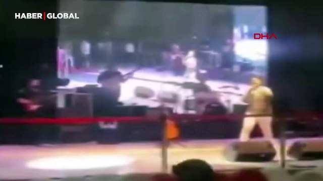 Şarkıcı Ferah Zeydan sahneden düştü