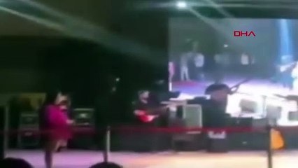 Şarkıcı Ferah Zeydan konserde sahneden düştü