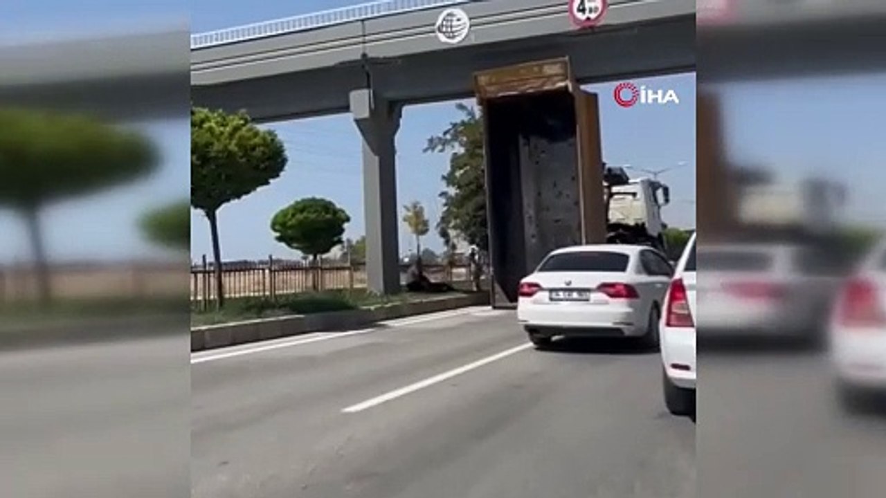 Van'da Damperi Açılan Kamyon Üst Geçide Takıldı
