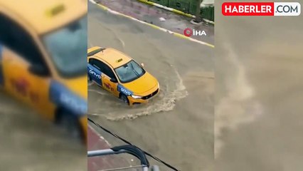İstanbul'da sağanak yağış etkili oldu: Sürücüler zor anlar yaşadı