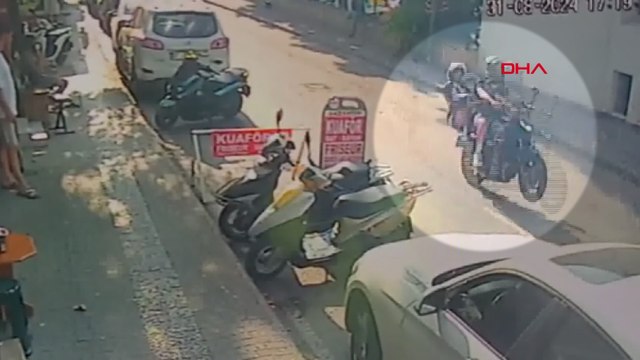 Sürücüsünün tekerini kaldırmaya çalıştığı motosikletten düşen kadın yaralandı; o anlar kamerada