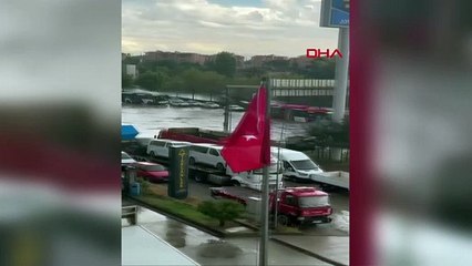 Ankara'da sağanak; yollar göle döndü