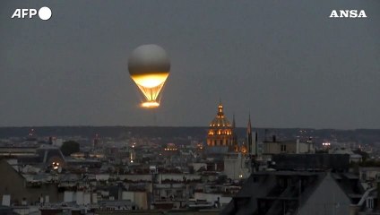 Paralimpiadi, il braciere-mongolfiera "vigila" su Parigi
