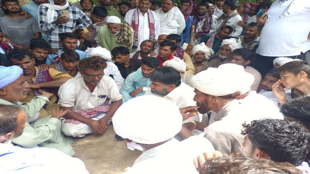 Watch Video: बाजार किया बंद, टायर जलाकर विरोध प्रदर्शन