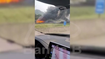 Caminhão pega fogo após acidente e interdita completamente BR-376; uma pessoa morreu