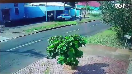 Fiesta capota após forte colisão no Bairro Cascavel Velho