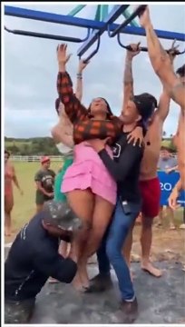 Un jeu douloureux pour cette fille...