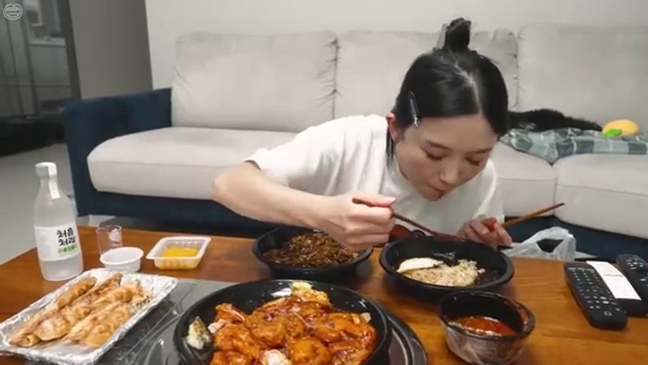 Real Mukbang:) The best combination Jjajangmyeon & Soju ☆ Chili Shrimp, Fried Dumplings