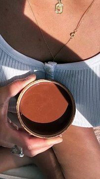 La présentatrice météo a par la suite révélé l'un de ses secrets bien être, un rituel ancestral à base de cacao qui serait très bénéfique pour le corps et l'esprit.Tatiana Silva, Instagram