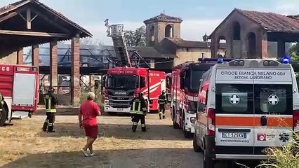 Carpiano: rogo al castello, colpito un fienile