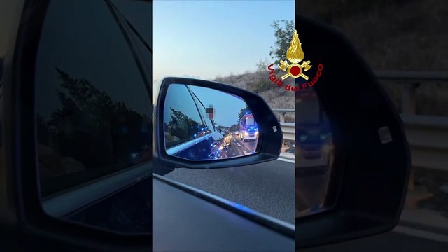 Auto in fiamme in FiPiLi, traffico nel caos