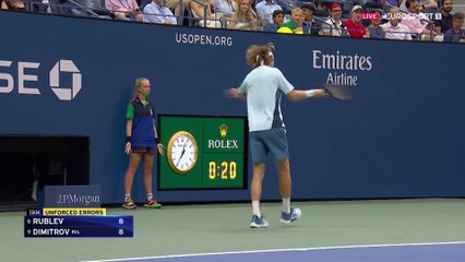 Face à ses démons, Rublev se frappe la main avec sa raquette