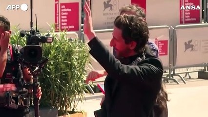 Mostra di Venezia, Adrien Brody sul red carpet per la prima di "The Brutalist"