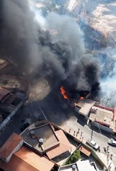 Incêndio de grande proporção em vegetação atinge casas na Grande BH