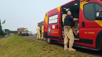 Motociclista fica ferido após atropelar pedestre na BR-277, em Cascavel