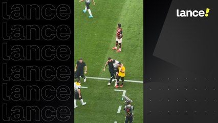 Héctor Hernandez saindo bem preocupado com a lesão em sua estreia como titular