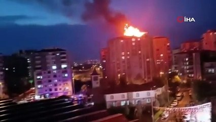 10 katlı binada korkutan yangın: Alevler çatıyı sardı