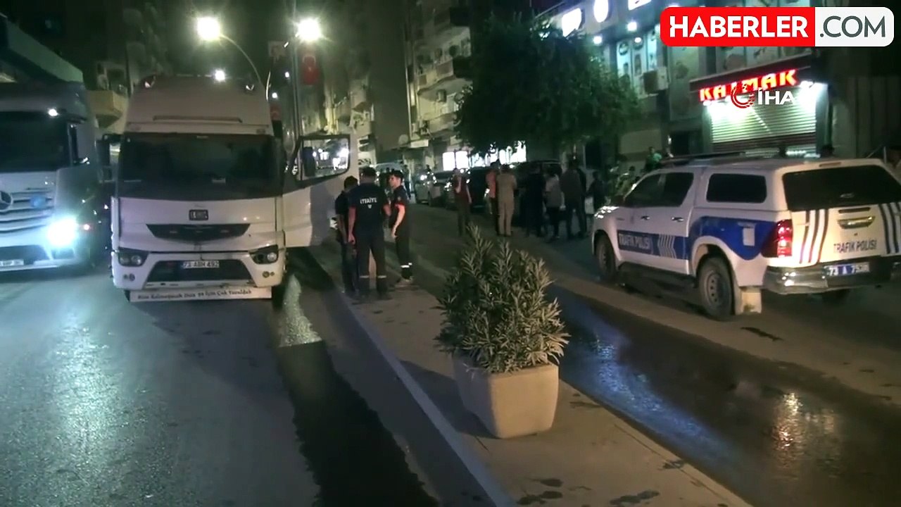 Freni boşalan tır taksiyi biçti... Feci kaza kamerada