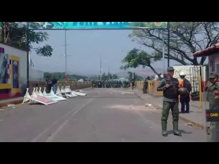 Última hora: así amanece puente Simón Bolívar con un container en el medio