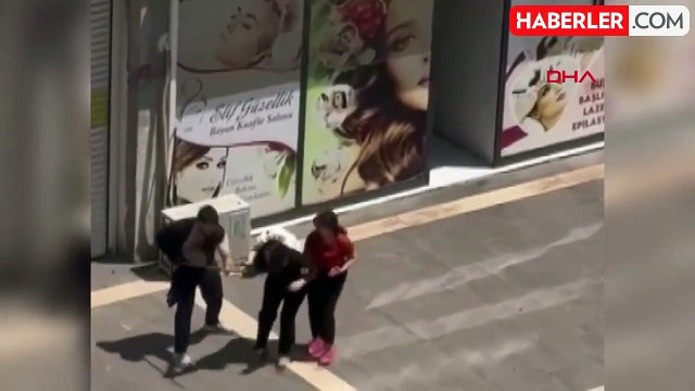 Anne ve kızını sokak ortasında böyle darbetti! O anlar kamerada