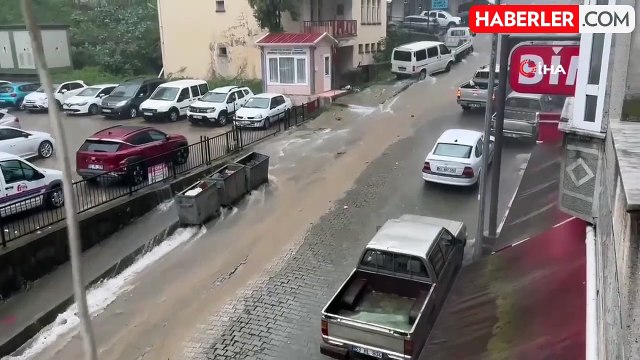 Rize'de sağanak yağış sele dönüştü: Cadde ve sokaklar göle döndü