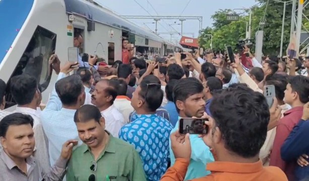 Video : पहली बार बूंदी रेलवे स्टेशन पहुंची वंदे भारत ट्रेन, स्वागत में बिछाएं पलक-फावड़े