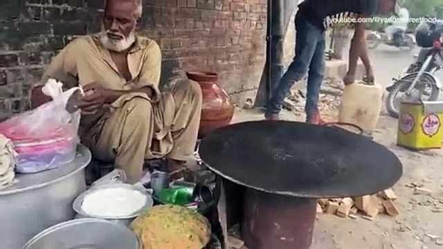 Desi Saag Paratha in Lahore | Lahore Cheapest Saag Paratha Street Food Nashta | Saag Aloo Paratha