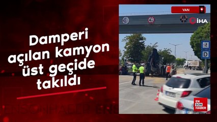 Van'da damperi açılan kamyon üst geçide takıldı