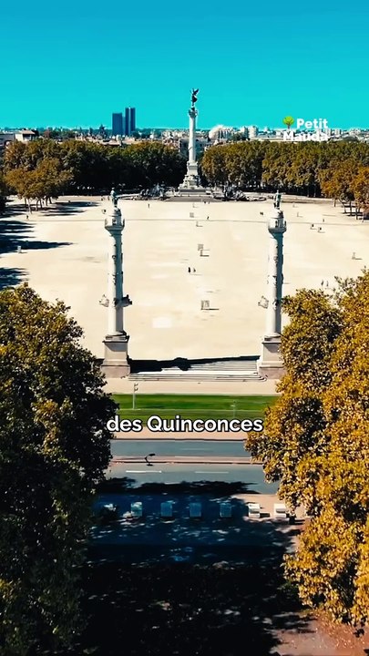 Découvrez 3 choses surprenantes sur Bordeaux !    La Place des Quinconces est l'une des plus grandes d'Europe, avec son monument aux Girondins. ️   Le Miroir d'eau, situé sur la Place de la Bourse, est le plus grand du monde, offrant des reflets magiq