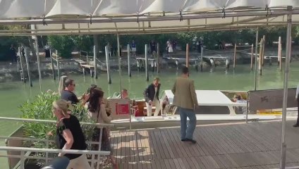 Venezia 81, l'arrivo di Jude Law e Nicholas Hoult