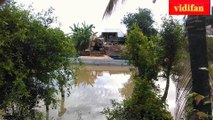 shovel sand from ship to truck -उत्खननकर्-pelle excavatrice transportant du sable du navire au camion - Pala excavadora para extraer arena del barco al camión - escavatore pala sabbia dalla nave al camion - حفارة ومجرفة تنقل الرمال من السفينة إلى الشاحنة